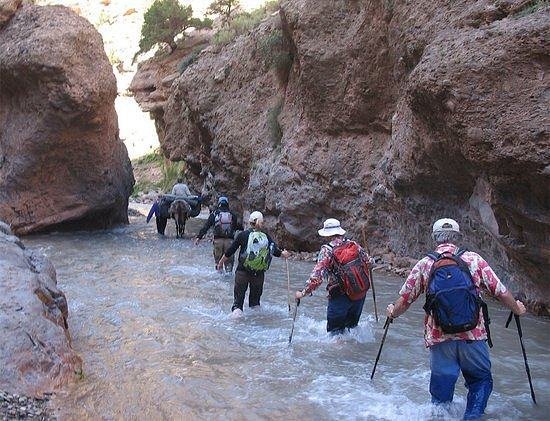 Un paseo junto a un río en las montañas del Atlas