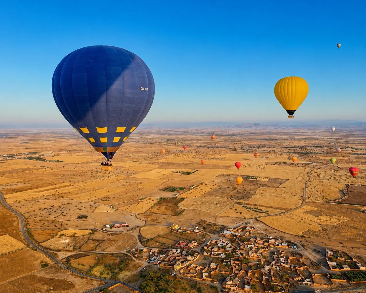 Vuelo privado en globo sobre pueblos y campos cerca de Marrakech