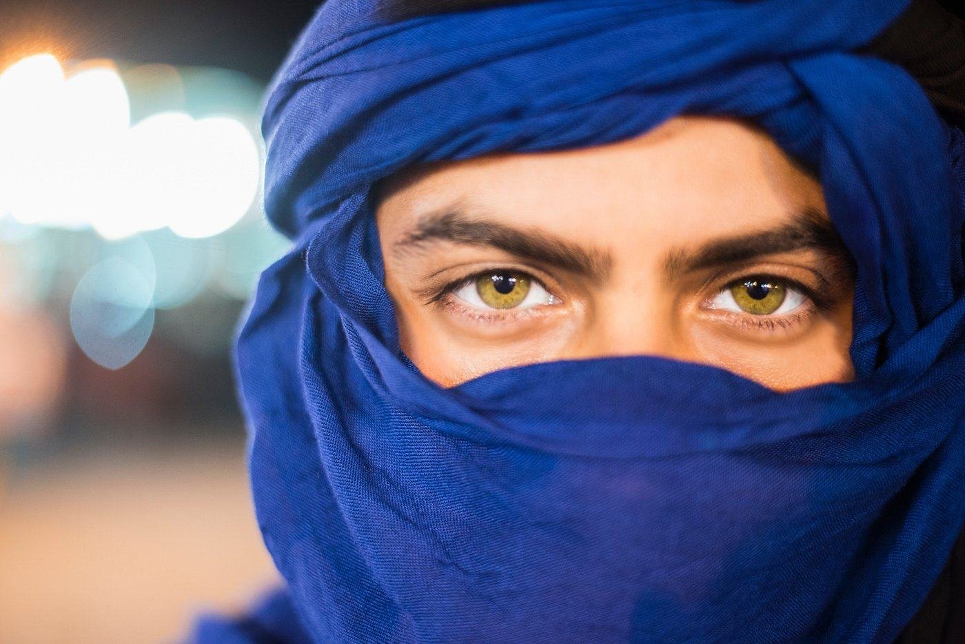 Un hombre con turbante azul en el desierto marroquí