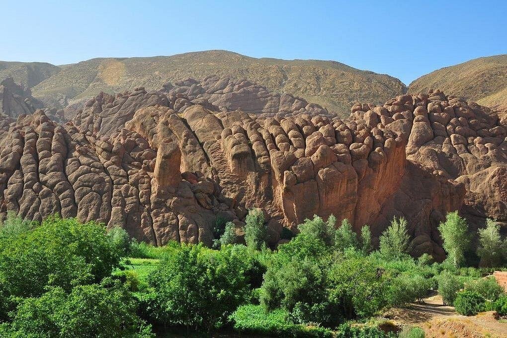 Formaciones rocosas y huertos verdes en las gargantas del Dades, en el sur de Marruecos