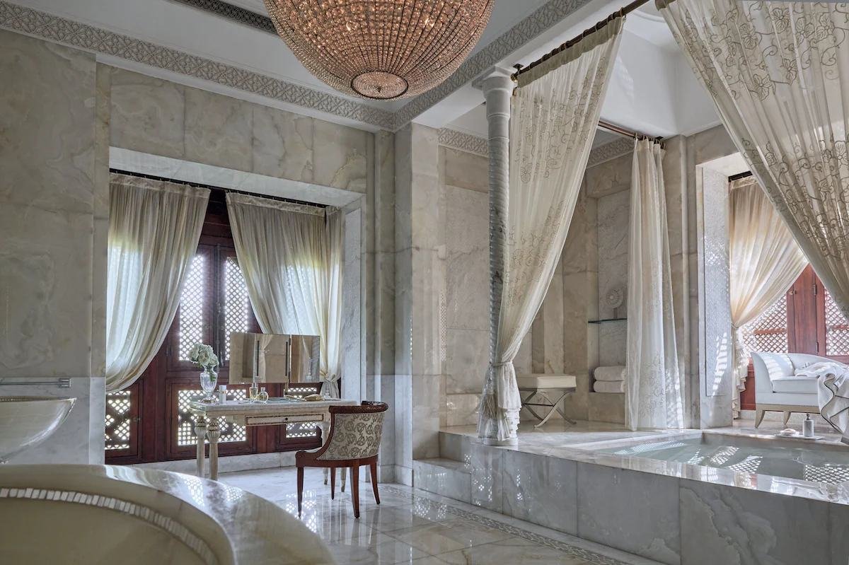 Baño de mármol con piscina privada en una suite de un palacio en Marrakech