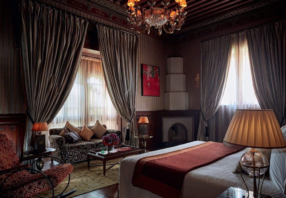 Suite de palacio con techo de cedro pintado y lámpara de araña en Marrakech
