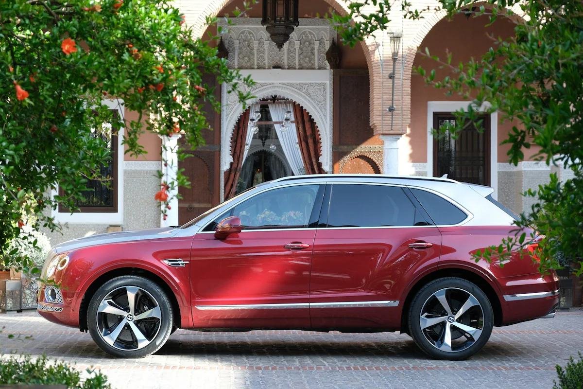 Coche de lujo para un traslado privado con chófer frente a un palacio marroquí