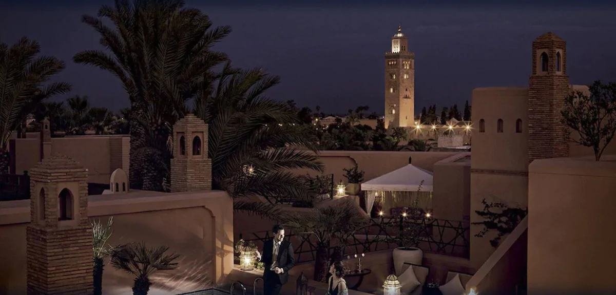 Azotea de noche frente al minarete de la Koutoubia en Marrakech